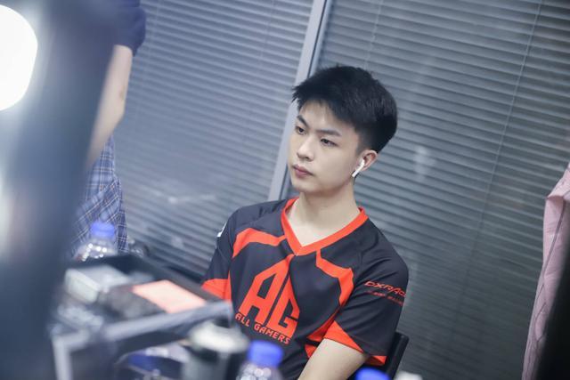 IEM 科隆 2024：毫无压力！小蜜蜂2-0击败黑豹