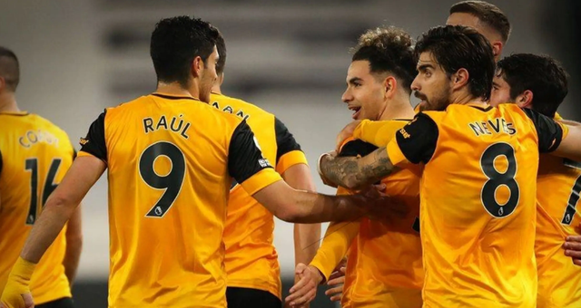 罗云熙与LPL四支出征队伍合照：LPL加油出征顺利，等凯旋！