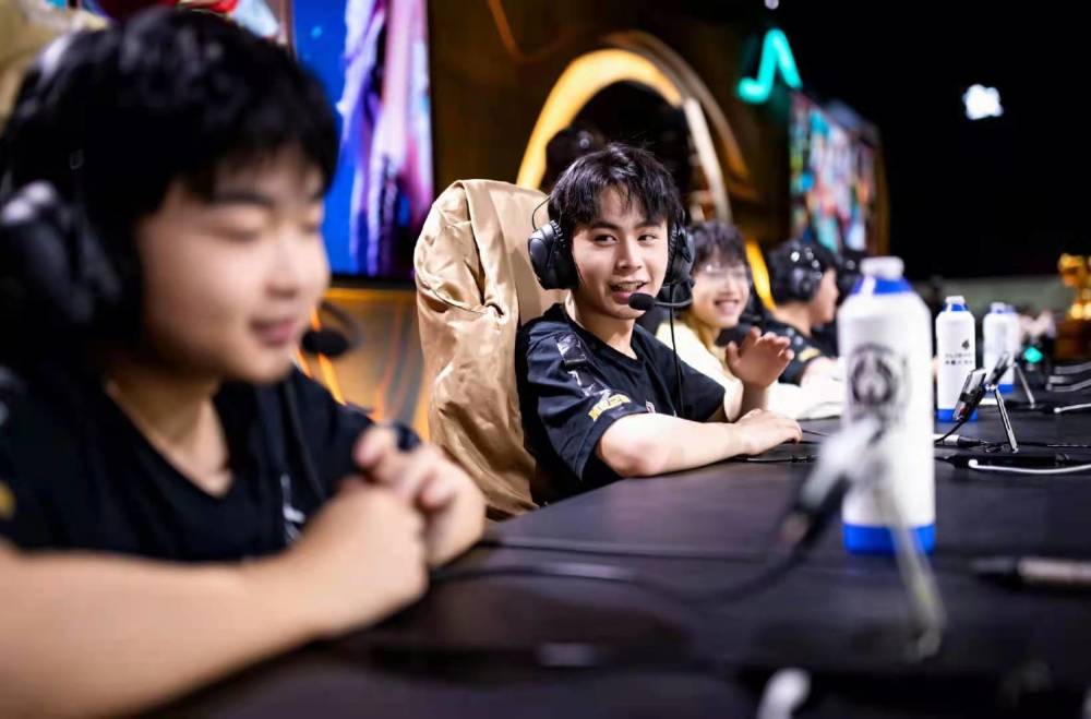 EPL S20 小组赛：艰难取胜 COL 2-1击败Astralis